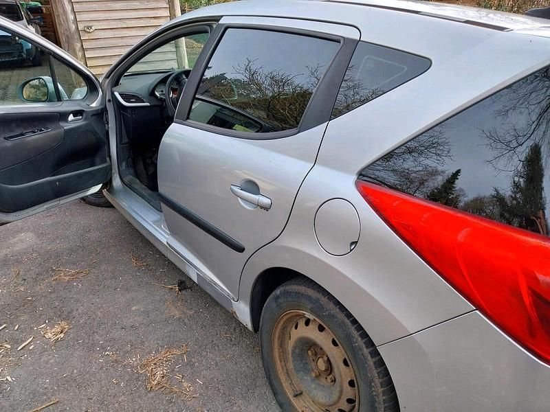 Gebraucht Peugeot 207 90 PS (66 kW) 2009 Silber Kombi