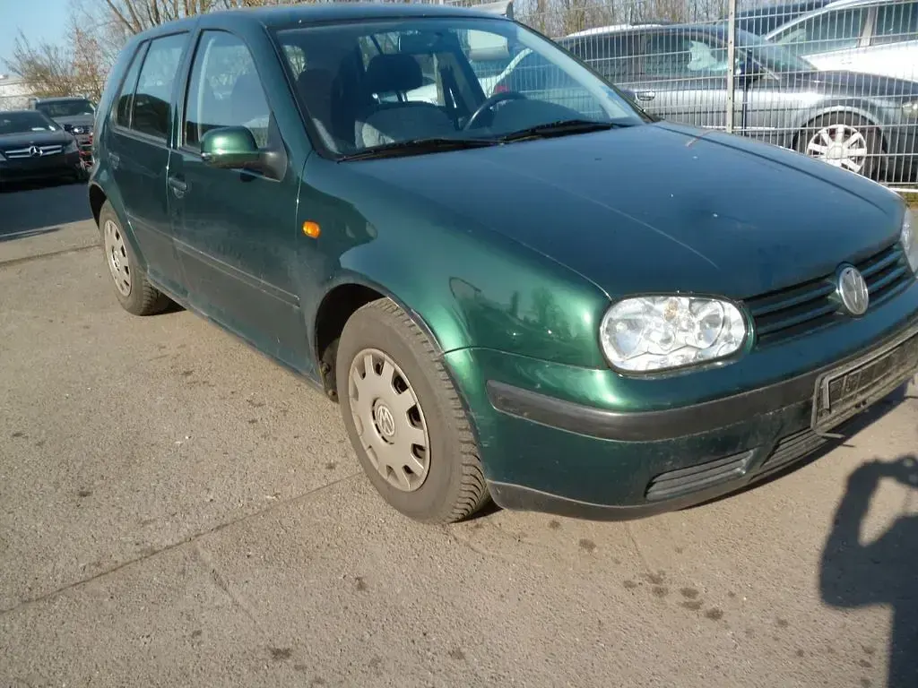 Second-hand VW Golf III 75 CP (55 kW) 1998 Verde Berlinǎ