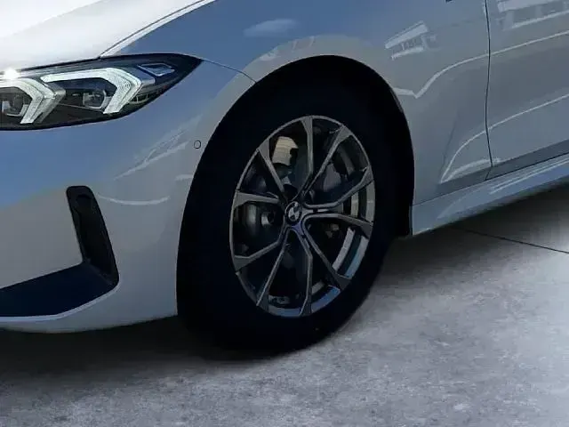 Gebraucht BMW 330 M Sport 245 PS (180 kW) 2024 Mineralweiss metallic Kombi