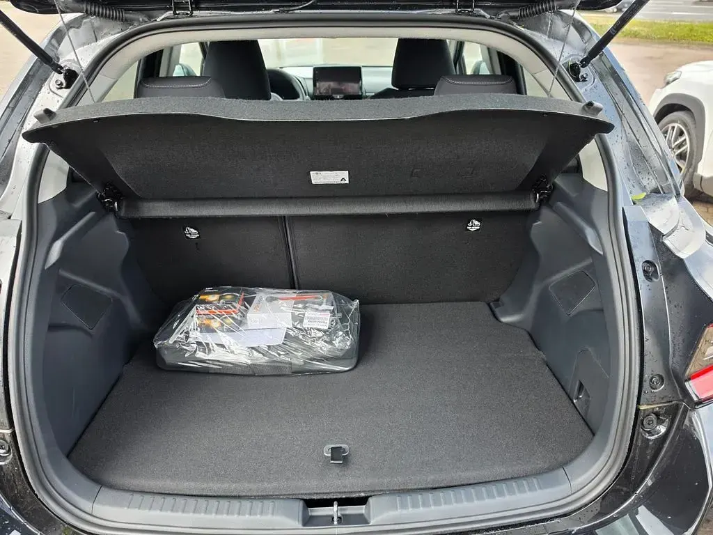 Neu Toyota Yaris Hybrid 116 PS (85 kW) 2026 Schwarz Limousine