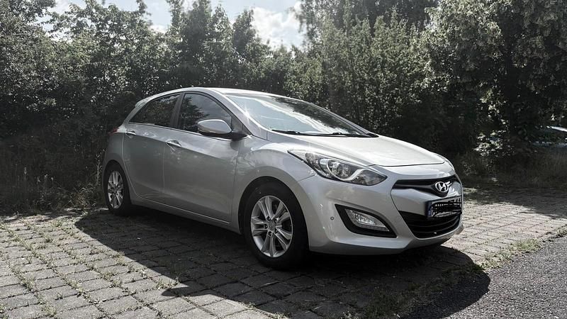 Grau Gebraucht 2015 Hyundai i30 Trend Limousine | 9.000 € (Guter Preis) - Bild 1/4