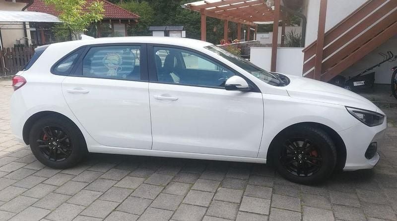 Weiß Gebraucht 2019 Hyundai i30 Select Limousine | 13.500 € (Fairer Preis) - Bild 1/4