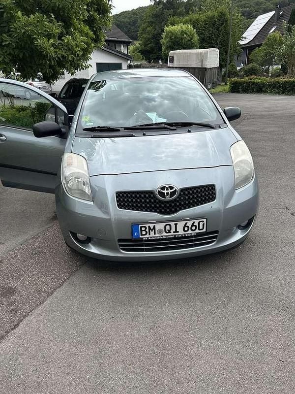 Grau Gebraucht 2006 Toyota Yaris Executive Kleinwagen | 3.300 € (Fairer Preis) - Bild 1/4