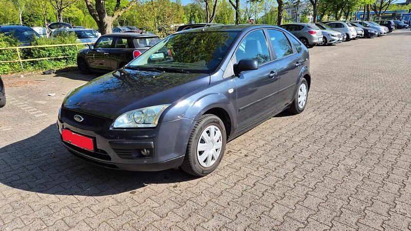 Grau Gebraucht 2009 Ford Focus Kleinwagen | 950 € (Superpreis) - Bild 1/4