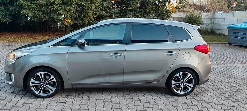 Grau Gebraucht 2014 Kia Carens Vision Van / Kleinbus | 6.400 € (Etwas zu teuer) - Bild 1/4