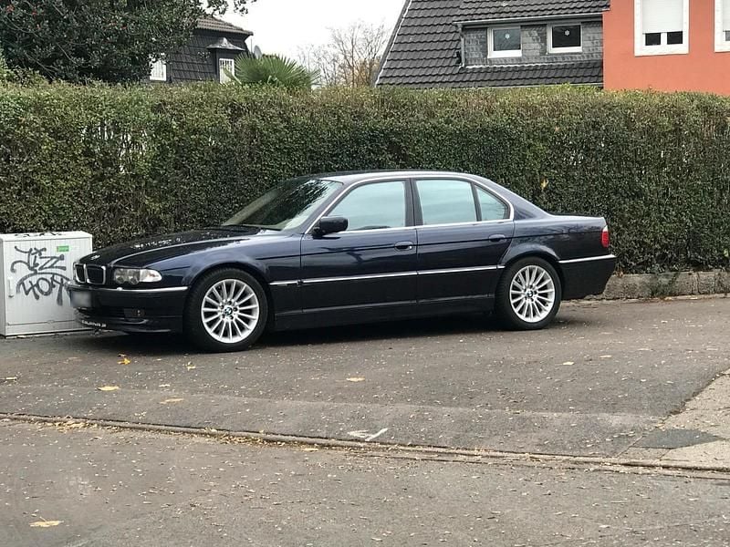 Second-hand BMW 740 286 CP (210 kW) 2001 Albastru Berlinǎ