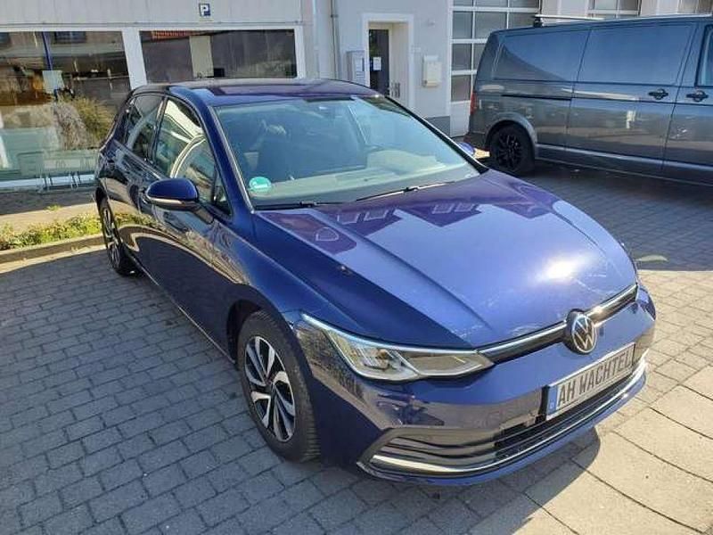 Gebraucht VW Golf VIII Active 131 PS (96 kW) 2022 Atlantic blue metallic (metallic) Kleinwagen