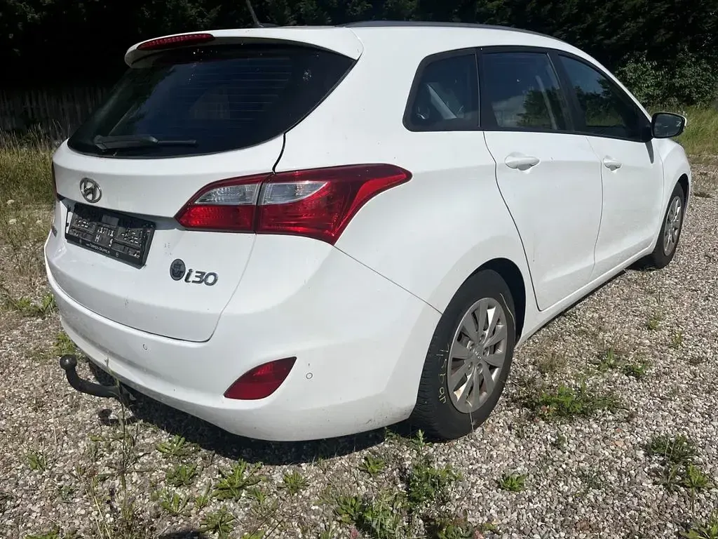 Gebraucht Hyundai i30 Trend 110 PS (80 kW) 2015 Weiß Limousine