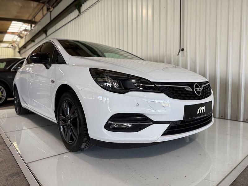 Weiß Gebraucht 2021 Opel Astra Design & Tech Limousine | 13.990 € (Fairer Preis) - Bild 1/4