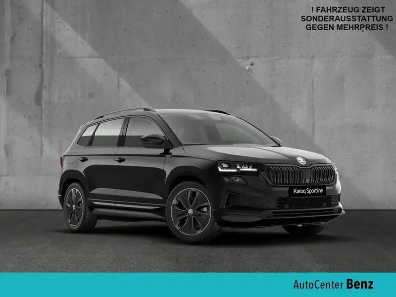 Schwarz Neu 2025 Skoda Karoq SportLine SUV | 36.990 € (Fairer Preis) - Bild 1/4