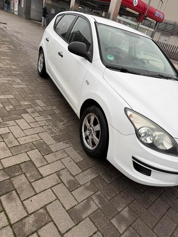 Gebraucht Hyundai i30 109 PS (80 kW) 2009 Weiß Kombi