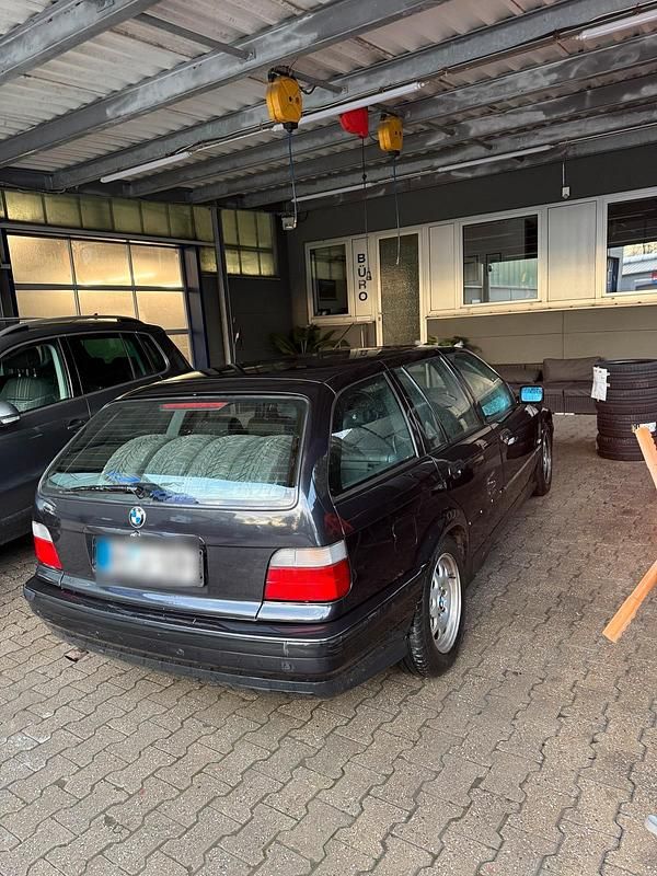 Gebraucht BMW 318 116 PS (85 kW) 1999 Schwarz Kombi