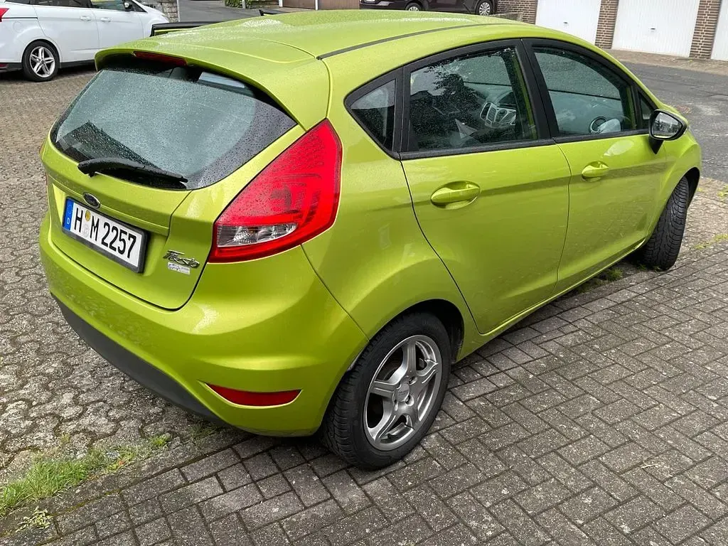 Gebraucht Ford Fiesta Trend 82 PS (60 kW) 2010 Grün Limousine