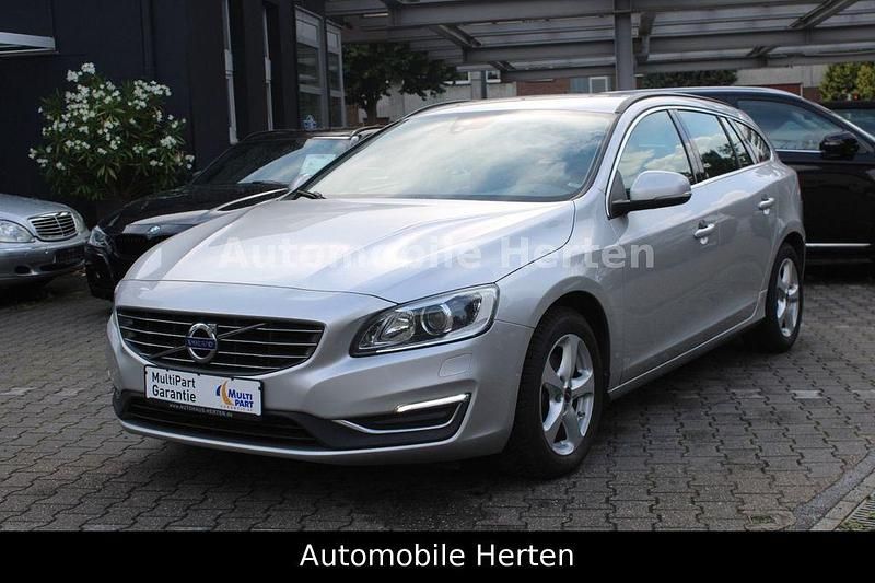 Silber Gebraucht 2015 Volvo V60 Momentum Kombi | 14.790 € (Fairer Preis) - Bild 1/4