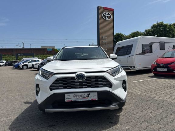 Schneeweiß Gebraucht 2021 Toyota RAV4 Hybrid Plus SUV | 31.440 € (Fairer Preis) - Bild 1/4