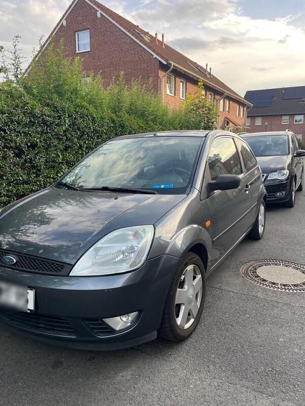 Grau Gebraucht 2003 Ford Fiesta Trend Kleinwagen | 1.200 € (Guter Preis) - Bild 1/4