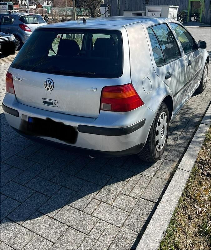 Silber Gebraucht 2002 VW Golf IV Comfortline Kleinwagen | 2.000 € (Guter Preis) - Bild 1/4