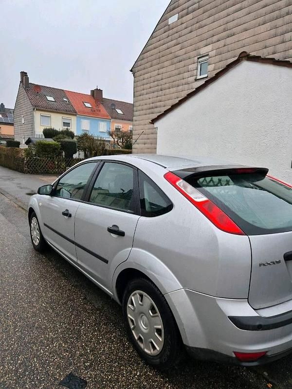 Second-hand Ford Focus 101 CP (74 kW) 2005 Argintiu Berlinǎ