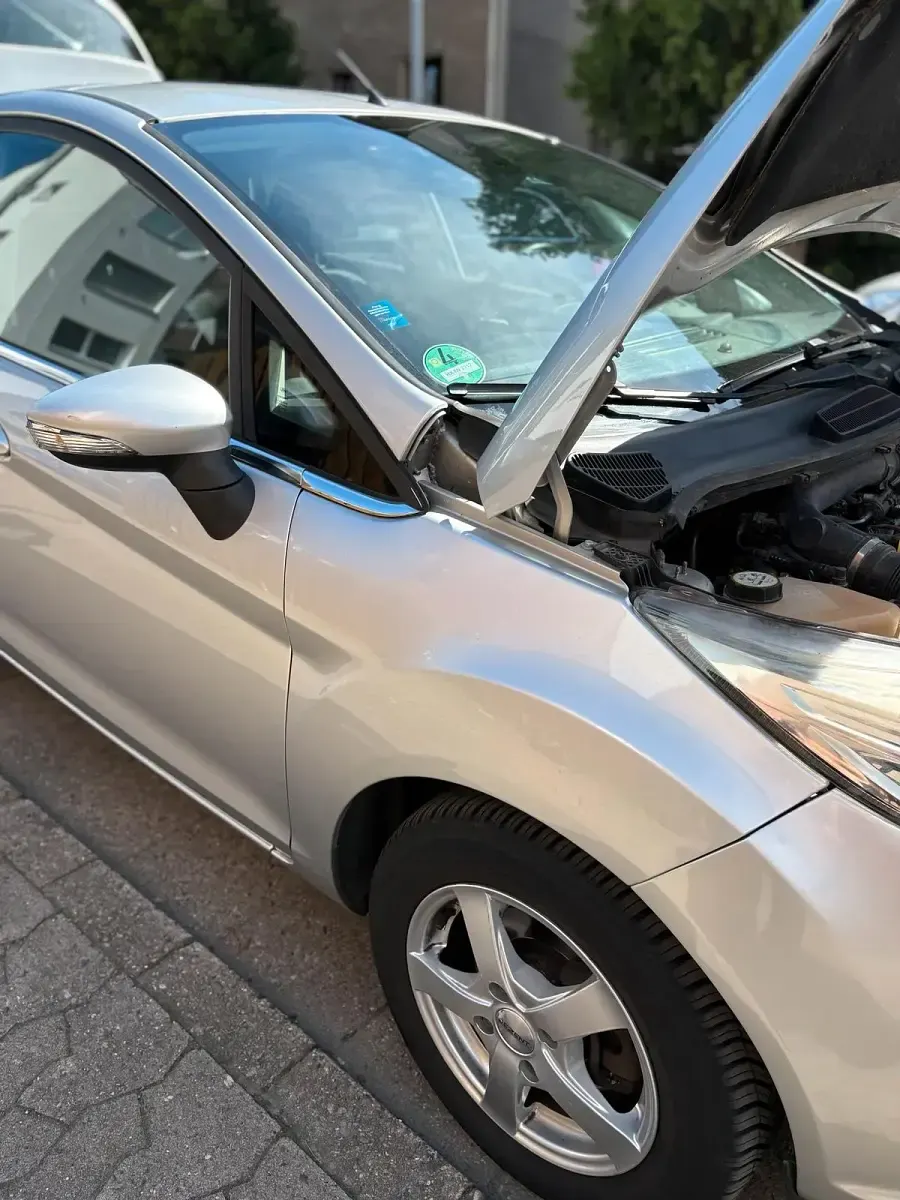 Gebraucht Ford Fiesta 101 PS (74 kW) 2013 Silber Kleinwagen