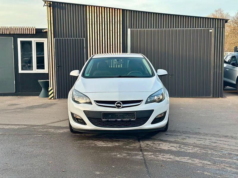 Weiß Gebraucht 2012 Opel Astra Limousine | 4.550 € (Fairer Preis) - Bild 1/4