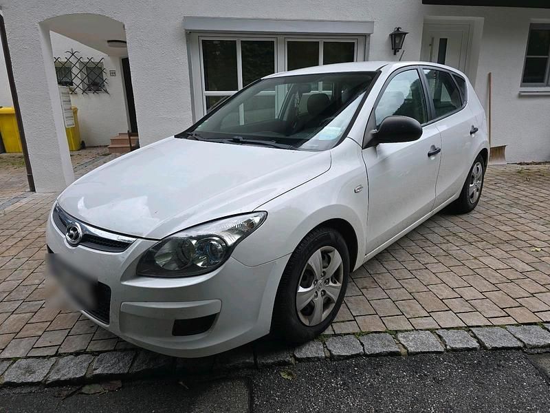Weiß Gebraucht 2009 Hyundai i30 Limousine | 2.500 € (Superpreis) - Bild 1/4
