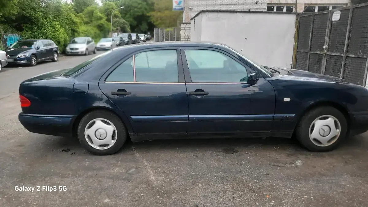 Gebraucht Mercedes E200 136 PS (100 kW) 1998 Blau Limousine