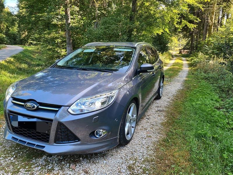 Grau Gebraucht 2012 Ford Focus Titanium Kombi | 6.900 € (Teuer) - Bild 1/4