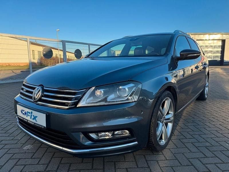 Grau Gebraucht 2014 VW Passat R-line BlueMotion Kombi | 13.990 € (Teuer) - Bild 1/4