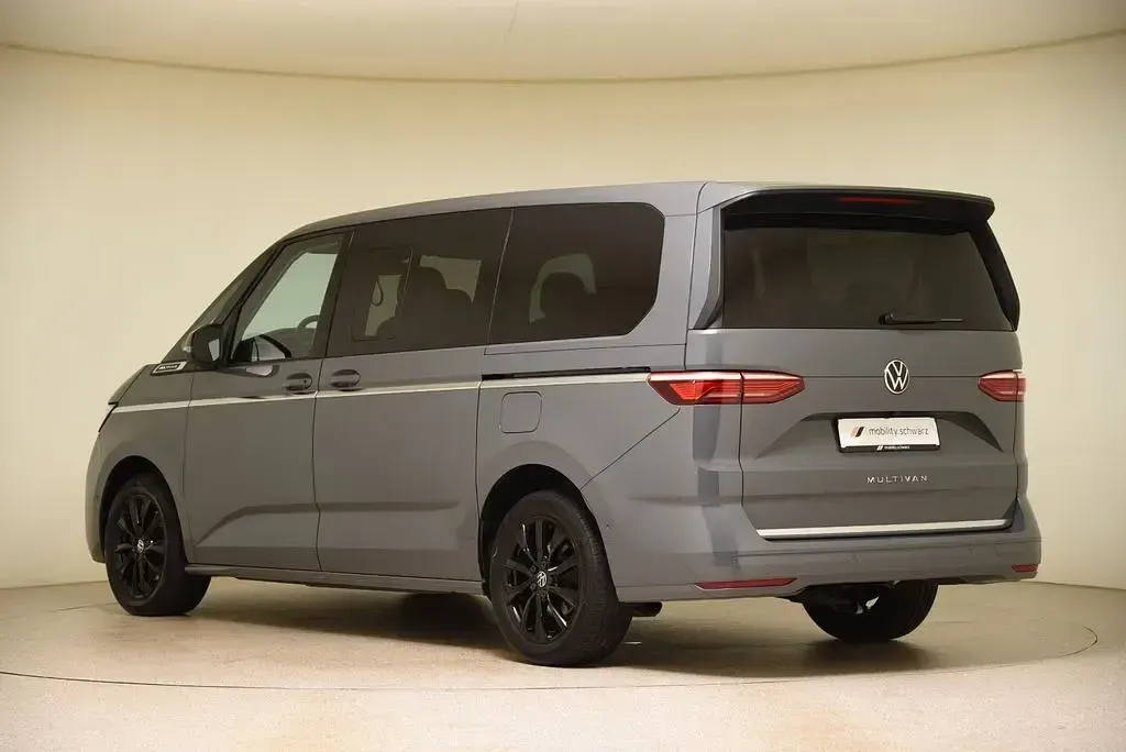 Gebraucht VW Multivan Style 150 PS (110 kW) 2024 Grau Van / Kleinbus