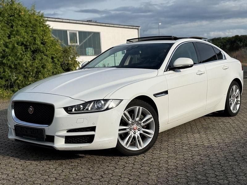 Weiß Gebraucht 2016 Jaguar XE Prestige Limousine | 7.950 € (Superpreis) - Bild 1/4
