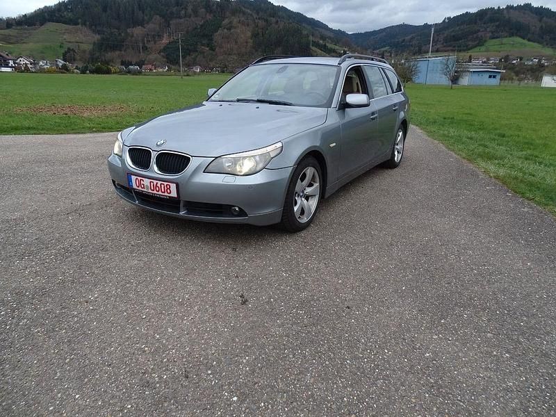 Gebraucht BMW 530 218 PS (160 kW) 2004 Silber Kombi