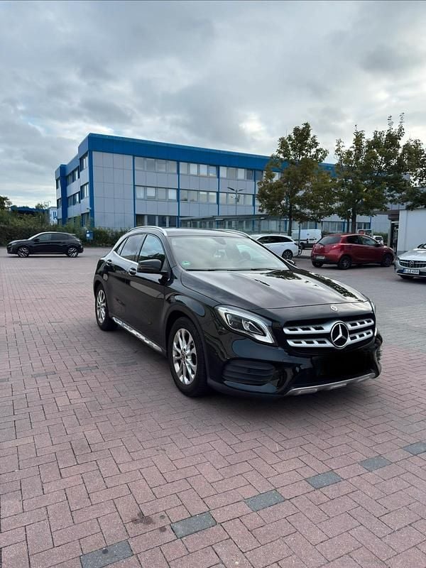 Schwarz Gebraucht 2019 Mercedes GLA180 AMG line SUV | 22.449 € (Fairer Preis) - Bild 1/4
