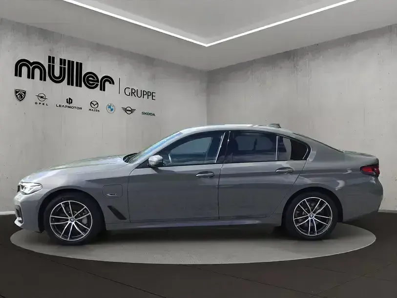 Gebraucht BMW 530e Sport Line 292 PS (214 kW) 2022 Berninagrau bernsteineffekt (metallic) Limousine