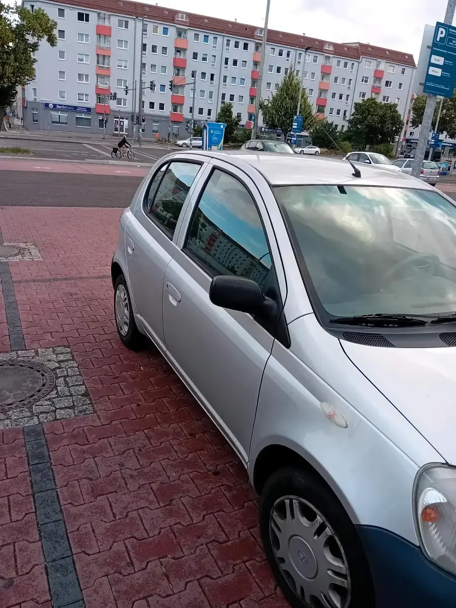 Gebraucht Toyota Yaris 68 PS (50 kW) 2003 Silber Kleinwagen