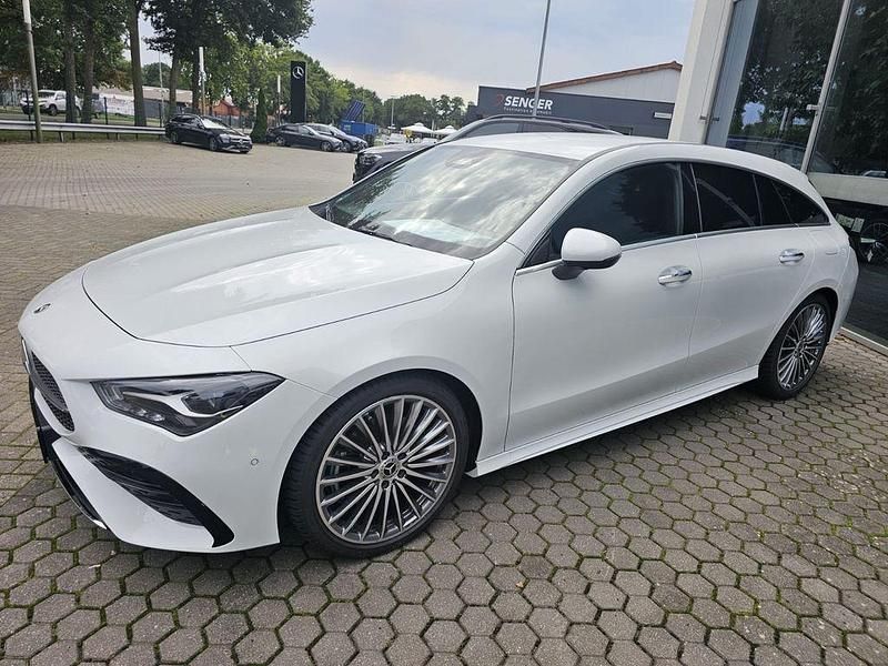 Weiß Gebraucht 2023 Mercedes CLA200 Shooting Brake AMG Kombi | 30.990 € (Fairer Preis) - Bild 1/4
