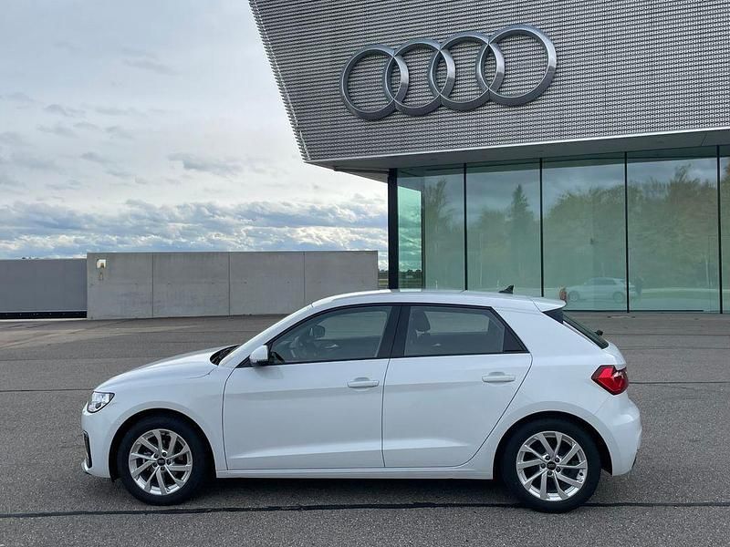 Weiß Gebraucht 2024 Audi A1 Sportback Advanced Kleinwagen | 20.999 € (Guter Preis) - Bild 1/4