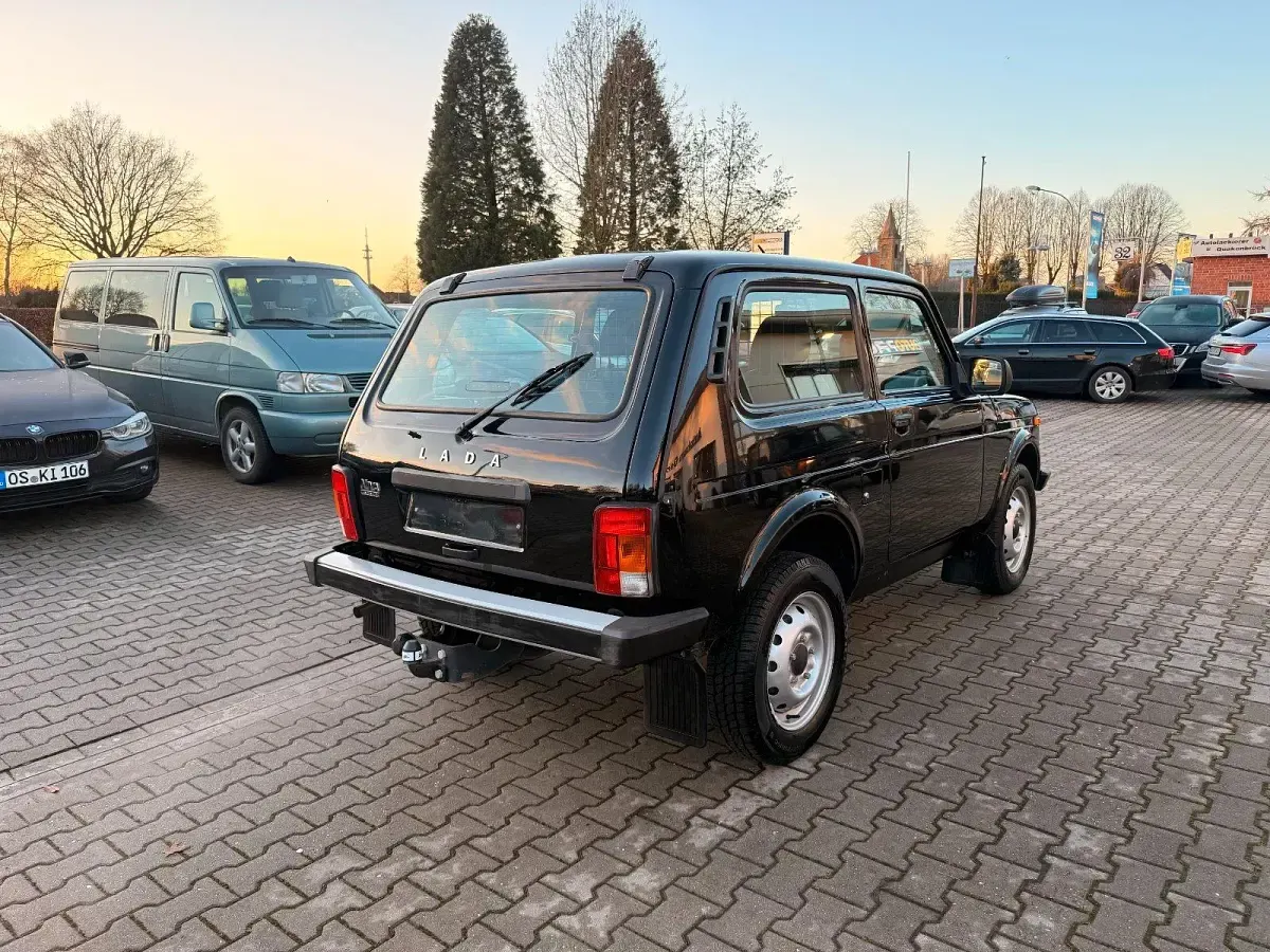 Gebraucht Lada niva 83 PS (61 kW) 2021 Schwarz SUV