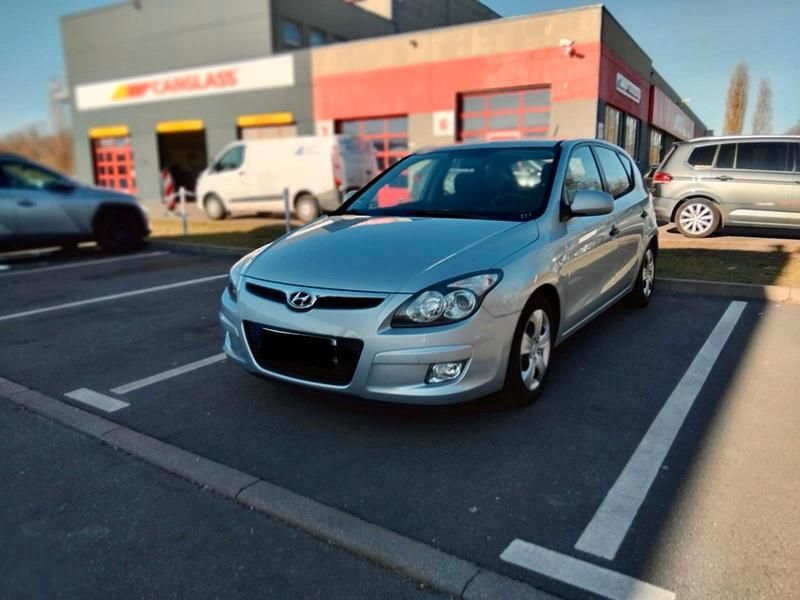 Gebraucht Hyundai i30 105 PS (77 kW) 2009 Silber Limousine