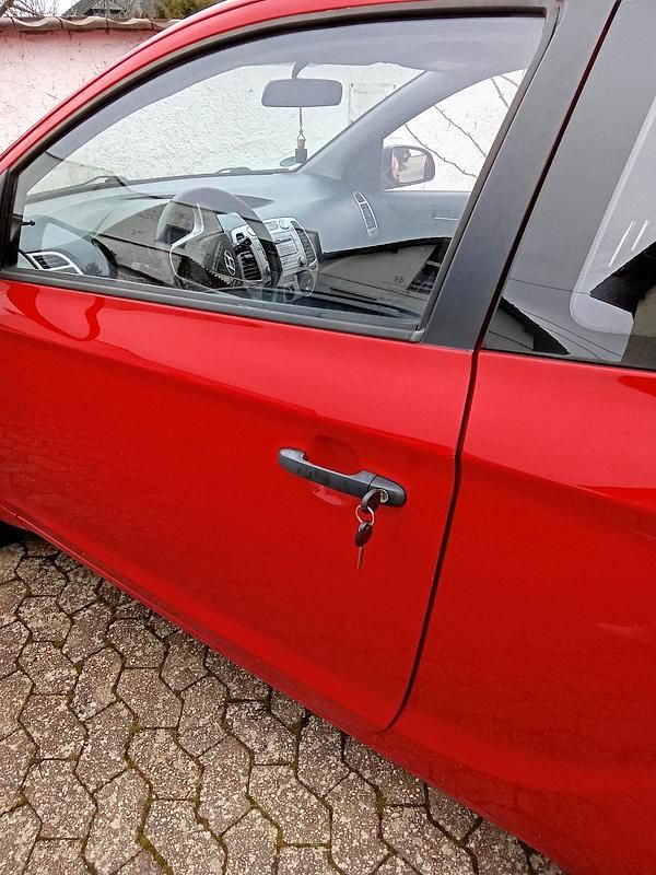 Gebraucht Hyundai i20 77 PS (56 kW) 2009 Rot Kleinwagen