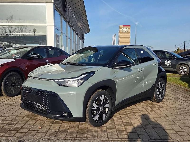 Gebraucht Toyota Aygo X 116 PS (85 kW) 2026 Urban khaki / night sky black SUV