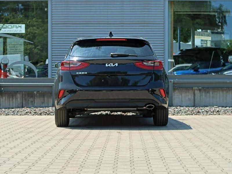 Neu Kia Ceed Style 140 PS (102 kW) 2025 Schwarz Kleinwagen