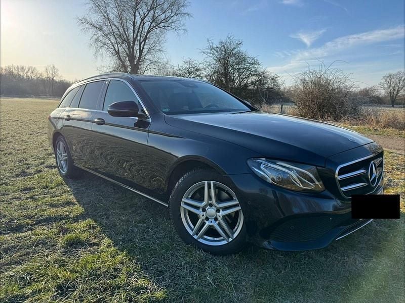 Blau Gebraucht 2020 Mercedes E220 Kombi | 29.950 € (Fairer Preis) - Bild 1/4