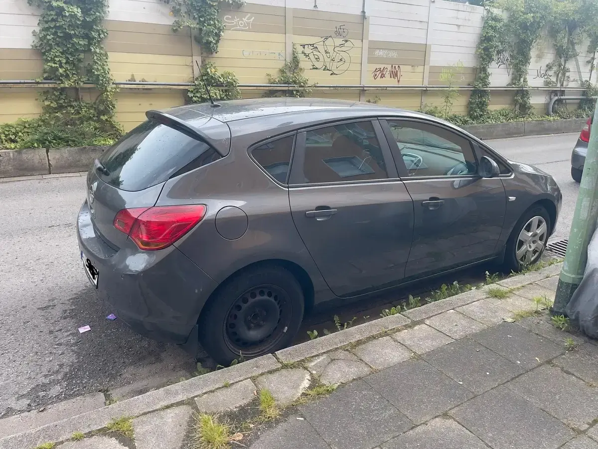 Usata Opel Astra 116 CV (85 kW) 2011 Grigio Utilitaria