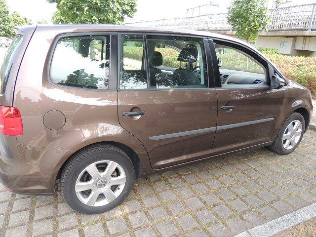 Gebraucht VW Touran 105 PS (77 kW) 2011 Braun metallic Van / Kleinbus