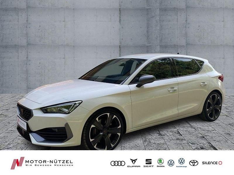 "candy" weiss Gebraucht 2022 Cupra Leon VZ Limousine | 28.750 € (Fairer Preis) - Bild 1/4