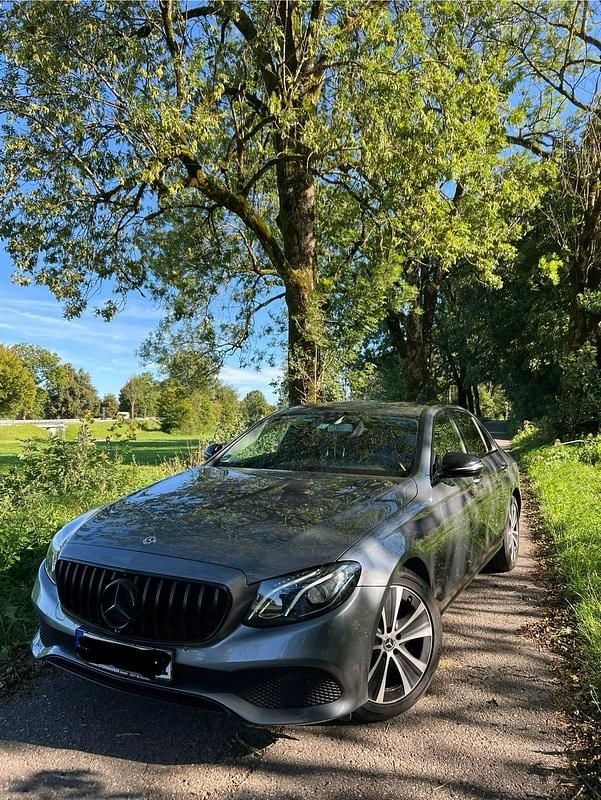 Grau Gebraucht 2019 Mercedes E220 Limousine | 26.000 € (Guter Preis) - Bild 1/4