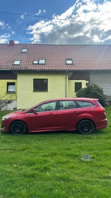 Używany Ford Focus Titanium 120 KM (88 kW) 2015 Czerwony Sedan/Limuzyna