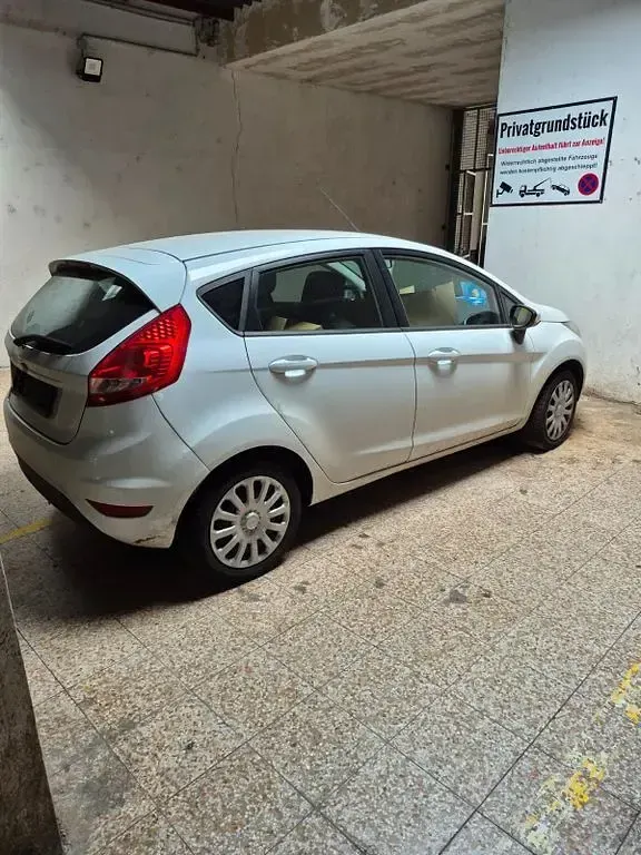 Gebraucht Ford Fiesta Trend 82 PS (60 kW) 2012 Weiß Limousine