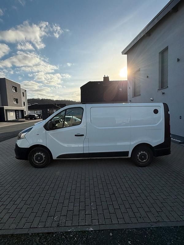 Gebraucht Renault Trafic 95 PS (69 kW) 2017 Weiß Van / Kleinbus