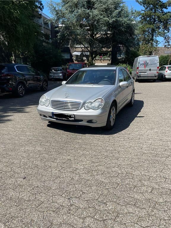 Silber Gebraucht 2001 Mercedes 240 Limousine | 3.500 € (Fairer Preis) - Bild 1/4
